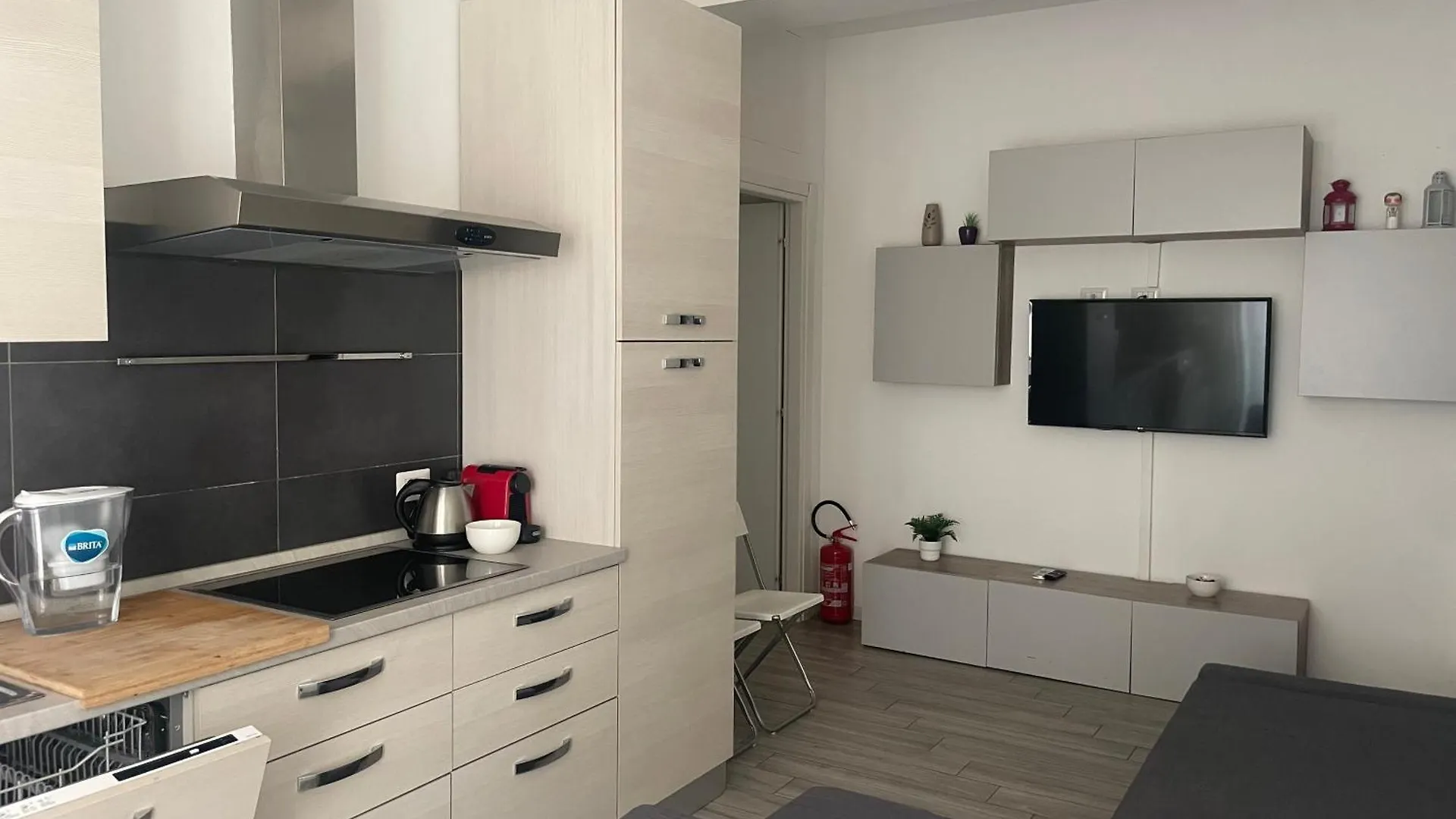Gardone Apartment - Ampio Appartamento Con 2 Camere Da Letto - Comodo Per Duomo! Milan 0*,  Italy